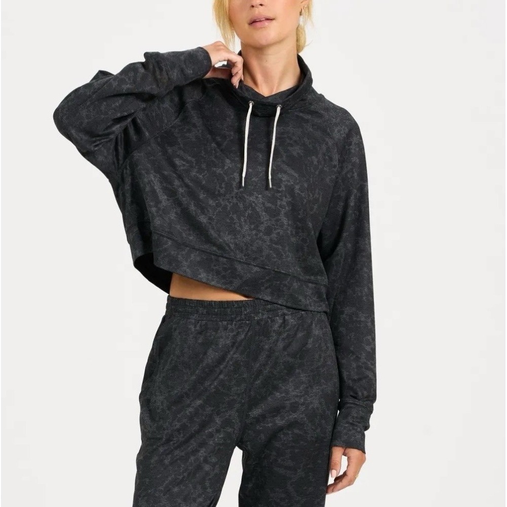 Vuori Halo Essential Funnel‎ Neck Black Camo Pullover Stretch Crop Womens Small